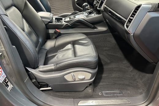 Dieselbe Fahrerseite nach der Innenreinigung: Leder, Einstiegsleiste und Boden sauber.