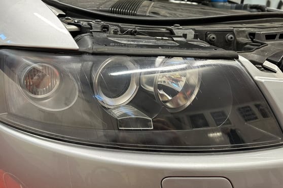 Derselbe Scheinwerfer nach der Aufbereitung: die Streuscheibe ist klar, Linsen und Reflektoren sind wieder deutlich zu sehen.