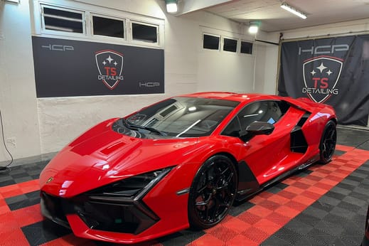 Roter Lamborghini im Studio von TS Detailing.