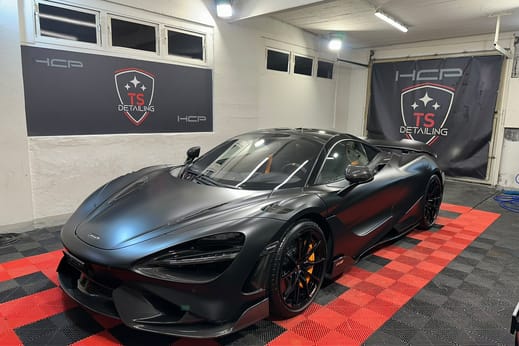 Mattschwarzer McLaren im Studio von TS Detailing.